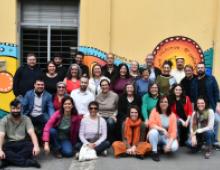 Foto colectiva frente al mural de Biblioteca