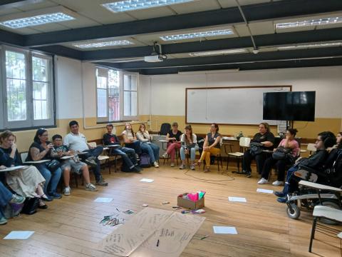 Imagen de los y las participantes del encuentro