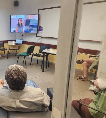 Imagen de los participantes observando el audiovisual 