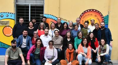 Foto colectiva frente al mural de Biblioteca