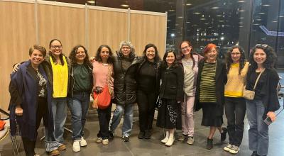 Foto colectiva de Noelia junto a otras participantes de la conferencia. 