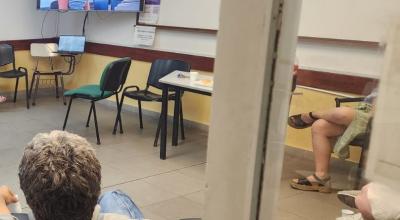 Imagen de los participantes observando el audiovisual 